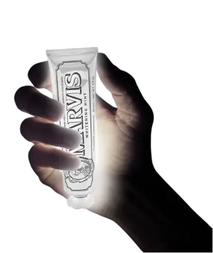 يد تمسك أنبوب مارفيس